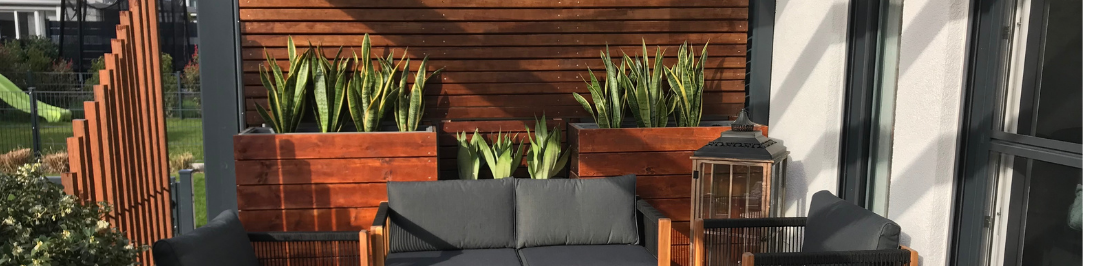 Sitzecke auf der Terrasse mit vielen Holzelementen