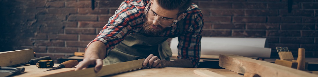 Ein Mann am Handwerken mit Holz