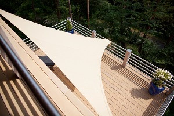 Terrassendielen auf Balkonien – aus Holz oder WPC?