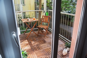 Balkon mit Balkonmöbeln aus Holz