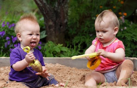 Babys im Sandkasten