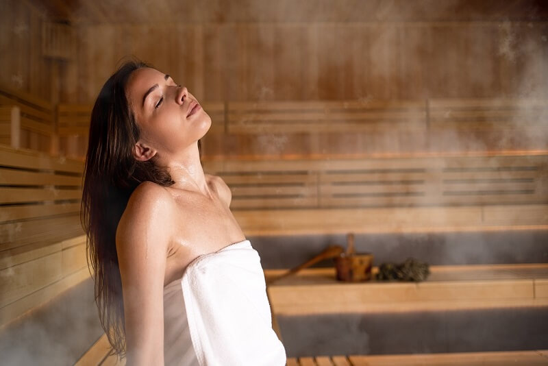Frau in Sauna beim richtig saunieren