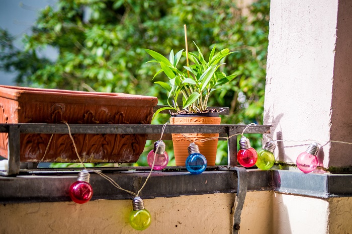 Balkon dekorieren mit Pflanzen und Beleuchtung