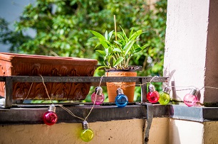 Balkon dekorieren mit Pflanzen und Beleuchtung